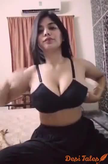 Flawlessly captivating Indian girl shows her stunning boobs